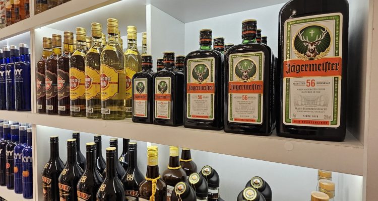 Foto de estanteria Faro 18 Tienda de Bebidas y Aperitivos