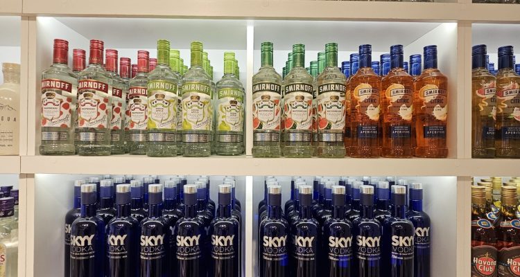 Foto de estanteria Faro 18 Tienda de Bebidas y Aperitivos