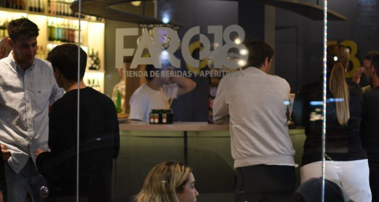 Personas desde afuera del local en barra Faro 18 Tienda de Bebidas y Aperitivos