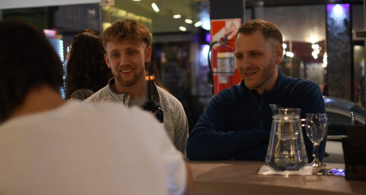 Personas en barra Faro 18 Tienda de Bebidas y Aperitivos