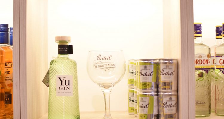 Foto estanteria GIN con copa de Faro 18 Tienda de Bebidas y Aperitivos