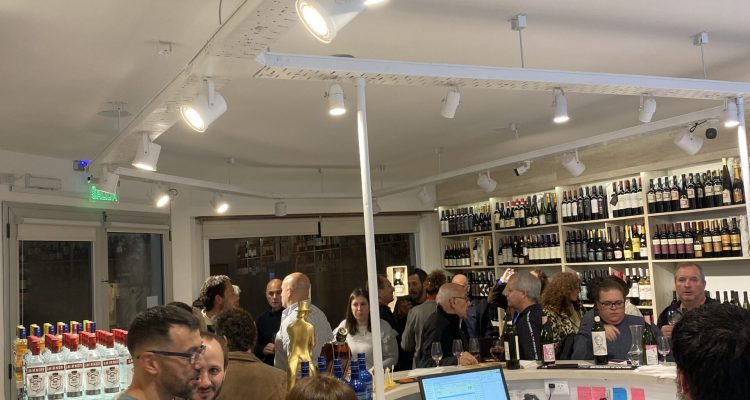 Foto de personas en Faro18 SHOP Tienda de Bebidas y Alimentos
